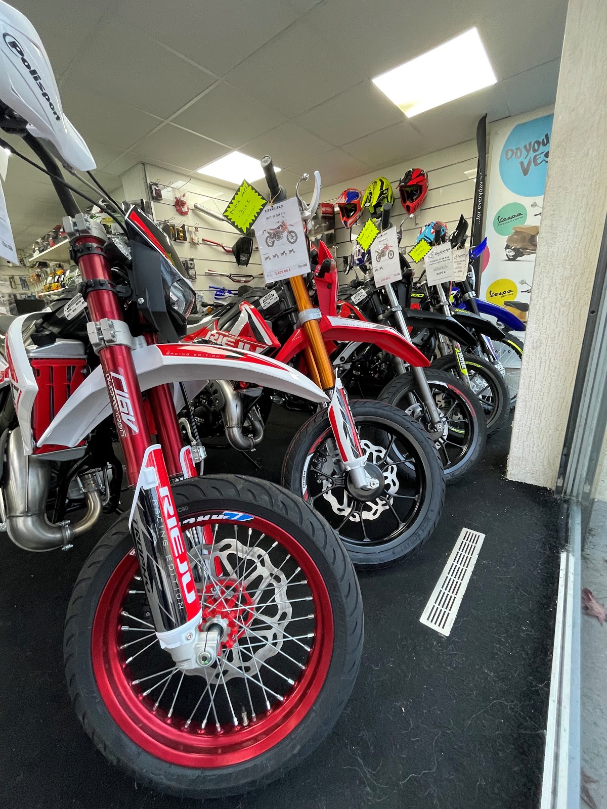 Cycleurope Tours, concessionnaire motos Voge QJMOTOR Orcal Peugeot Rieju Sherco ex Piaggio, moto & scooter à Avenue de l'Europe, Tours